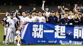 ▲世界12強棒球錦標賽，台灣隊選手賽後合影比出6的手勢。（圖／記者劉彥池攝影）