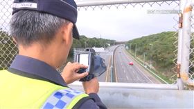 國道天橋員警拍照 扣牌男天天反拍PO網