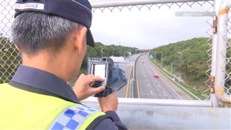 獨／國道警拍取締照　扣牌男天天反拍PO網