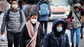 12縣市低溫特報  局部探10度以下（1）中央氣象署更新低溫特報範圍，從原本苗栗以北8縣市擴大至彰化以北及花蓮共12縣市，8日晚上至9日上午，局部地區低溫可能在攝氏10度以下。圖為新北市板橋區外出民眾穿外套、戴圍巾禦寒。中央社記者王騰毅攝  113年3月8日