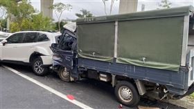 台中、開車恍神、衝撞、路邊3車、雙腳骨折、受困車內、潭子
