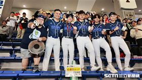 ▲世界12強棒球錦標賽複賽，台灣隊應援團長在外野帶領球迷應援。（圖／特派記者劉彥池攝影）