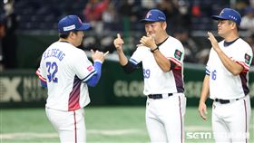 ▲世界12強棒球錦標賽複賽，台灣隊總教練曾豪駒列隊時和出場球員比6。（圖／特派記者劉彥池攝影）