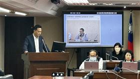 疾管署傳出疑似霸凌，立委邱鎮軍在立院衛環會質詢時放出該錄音，疑似該組長聲音情緒激動，狂問對方「為什麼要改我的指令？」（圖／記者簡浩正攝影）