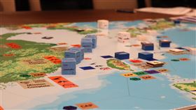 美國國會兵推地圖美國眾議院「中國問題特別委員會」20日與智庫合辦台海兵推，與會學者指出，台灣地勢多山，非常難攻。中部地區有兩條相對狹窄的沿海地帶，在防守上具有很大的優勢。圖為兵推地圖。中央社記者鍾佑貞華盛頓攝  113年11月21日