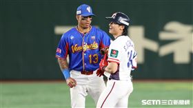 ▲世界12強棒球錦標賽複賽，台灣隊中外野手陳傑憲在二壘被長傳球觸殺出局。（圖／特派記者劉彥池攝影）