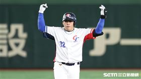 ▲世界12強棒球錦標賽複賽，台灣隊指定打擊曾頌恩敲出二壘安打。（圖／特派記者劉彥池攝影）