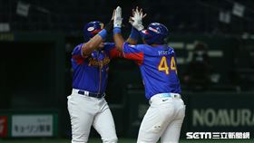 ▲世界12強棒球錦標賽複賽，委內瑞拉培瑞斯（Carlos Perez）炸裂2分砲。（圖／特派記者劉彥池攝影）