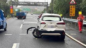 休旅車車輪直接爆出車外，情況相當驚悚。（圖／警方提供）