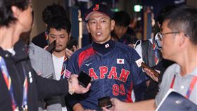 12強預賽台日對決　日媒賽後訪問井端弘和世界12強棒球賽B組預賽持續展開，日本隊16日晚間以3比1擊敗台灣隊，率先取得3勝，總教練井端弘和（中）賽後走向交通車途中仍被大批日媒包圍訪問。中央社記者張新偉攝  113年11月16日