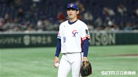 ▲世界12強棒球錦標賽複賽，台灣隊投手教練林岳平上場換下第3任投手張奕。（圖／特派記者劉彥池攝影）