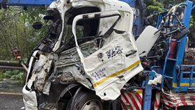 李男開著運載園藝花木的貨車時，慘遭對象物流車撞上。（圖／警方提供）