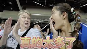 澳洲球員家人和台灣小姐邱怡澍Joyce分享，覺得被球場氣氛震撼到，直言真的太吵了。（圖／翻攝自YT@狂人JOJO）
