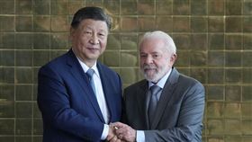 中國領導人習近平（左）與巴西總統魯拉（右）進行會談。（圖／美聯社／達志影像）