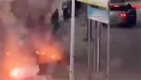 殺人犯20年刑滿獲釋出獄　放鞭炮，鋪紅毯，高調慶祝，被害者家門前辦桌，四川綿陽(圖／翻攝自微博)