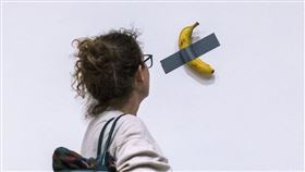 由義大利藝術家創作的作品「喜劇演員」引起各界話題。（圖／美聯社／達志影像）