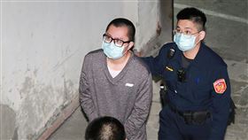 涉殺害馬國女大生遭起訴  陳柏諺被法院裁定羈押士林地方法院30日開庭訊問涉嫌殺害馬來西亞籍女大生的凶嫌陳柏諺（灰衣者），訊後裁定羈押。圖為陳柏諺上囚車前抬頭望向提問是否真要與被害人冥婚的媒體，並表示他真的很抱歉，想盡力彌補。中央社記者蕭博文攝  111年11月30日