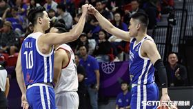 亞洲盃資格賽第二階段，台灣男籃半場就取得29分領先，胡瓏貿（左）、陳盈駿（右）開心擊掌。（圖／記者蔡厚瑄攝影）