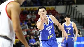 台灣男籃胡瓏貿（中）挑釁招手，要倒地的香港球員別假摔。（圖／籃球協會提供）