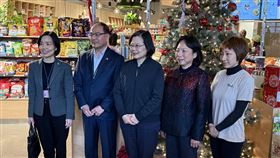 前總統蔡英文抵加 首站造訪多倫多台灣美食超市前總統蔡英文（中）到訪加拿大，首站造訪多倫多台灣美食超市Maeli Market。並與國華食品公司董事長周怡華（右2）及Maeli Market負責人鍾孟舒（右1）、駐加拿大代表曾厚仁（左2）以及駐多倫多辦事處處長陳錦玲（左1）合影留念。中央社記者胡玉立多倫多攝  113年11月22日