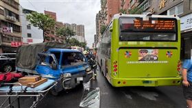 貨車遭撞後直接甩尾飄移，撞上無辜公車才停下。（圖／警方提供）