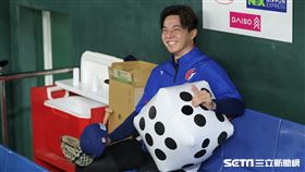 ▲世界12強棒球錦標賽複賽，台灣隊板凳區放了1顆全都是6的骰子。（圖／特派記者劉彥池攝影）