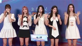 相當活潑的人氣女團ILLIT分別俏皮示範自拍。（圖／翻攝自Mnet K-POP YouTube）