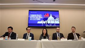 美國學者評估川普新政府對台政策全球台灣研究中心（GTI）20日舉辦研討會聚焦川普2.0對台政策，GTI執行長蕭良其（左1）、學者馬明漢（右2）及梁安妮（中）等學者與會。中央社記者鍾佑貞華盛頓攝  113年11月22日