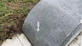 新竹河濱6腳獸激戰！議員慢跑驚「保險套黏椅上」沒人清（圖／翻攝自曾資程臉書）