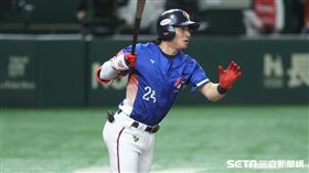 ▲世界12強棒球錦標賽複賽，台灣隊中外野手陳傑憲敲出安打，林立站上三壘。（圖／特派記者劉彥池攝影）