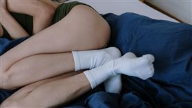 櫃姐醒來後發現自己幾乎全裸躺在床上差點崩潰。（圖／Pexels）