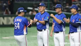 ▲世界12強棒球錦標賽，台灣隊總教練曾豪駒（左2）和球員比手指愛心。（圖／特派記者劉彥池攝影）