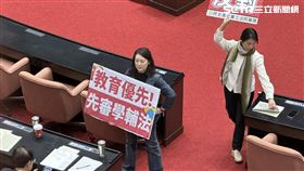 吳思瑤手舉「教育優先」牌子。（圖／記者詹宜庭攝影）
