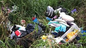 宜蘭舊寮溪床遭亂倒垃圾　環保局展開調查宜蘭縣冬山鄉舊寮溪步道日前遭人在溪床傾倒一整車垃圾。宜蘭縣政府環保局表示，目前已從垃圾堆中找到相關個資，將循線追人調查釐清。（環保局提供）中央社記者沈如峰宜蘭傳真　108年1月4日