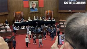 莊瑞雄拿水壺敲桌抗議。（圖／記者詹宜庭攝影）