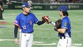 ▲世界12強棒球錦標賽複賽，台灣隊第2任投手江國豪和陳傑憲擊掌。（圖／特派記者劉彥池攝影）