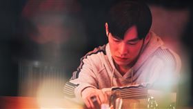 阿軒（圖左，陸夏飾）因為喜歡卉芝（圖右，劉品言飾），反而決定不招惹她。（圖／紅杉娛樂提供）