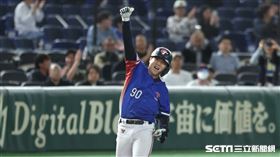 ▲世界12強棒球錦標賽複賽，台灣隊游擊手江坤宇敲出清壘三壘安打。（圖／特派記者劉彥池攝影）