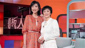 張艾嘉(右)跟主持人方念華合照。（圖／TVBS提供）