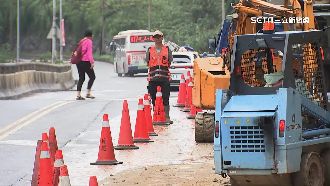 驚悚！汐止康寧街土石崩落　巨石溢出馬路