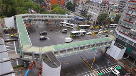 北市拆除和平新生天穚（1）台北市和平新生天橋19日晚間11時正式開拆，南側橋面約20日凌晨1時30分左右被切割完成並落地。圖為自高處俯瞰南側橋面被拆除的和平新生天橋。中央社記者謝佳璋攝  113年11月20日