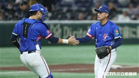 ▲世界12強棒球錦標賽複賽，台灣隊終結者吳俊偉守住勝利和捕手林家正握手。（圖／特派記者劉彥池攝影）