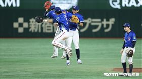 ▲世界12強棒球錦標賽複賽，台灣隊8：2擊敗美國，內野手跳在空中慶祝勝利。（圖／特派記者劉彥池攝影）