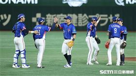 ▲世界12強棒球錦標賽複賽，台灣隊8：2擊敗美國，球員擊掌慶祝勝利。（圖／特派記者劉彥池攝影）