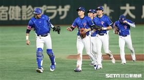 ▲世界12強棒球錦標賽複賽，台灣隊8：2擊敗美國，球員擊掌慶祝勝利。（圖／特派記者劉彥池攝影）