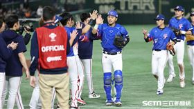 ▲世界12強棒球錦標賽複賽，台灣隊8：2擊敗美國，球員擊掌慶祝勝利。（圖／特派記者劉彥池攝影）
