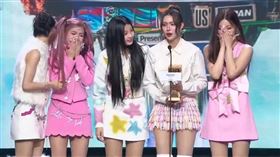 ILLIT奪下MAMA女子新人獎上台後當場哭爆。（圖／翻攝自Mnet K-POP YouTube）