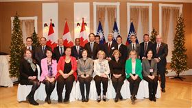 蔡英文與加拿大聯邦眾議員史葛洛(Judy Sgro)等政學商界人士共進餐敘（圖／蔡英文辦公室提供）