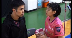莊智淵親赴中華桌球排名資格賽現場指導愛徒葉伊恬，讓她再度入選成人國手。（圖片來源：三立新聞）
