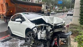 轎車車頭直接開花，場面相當驚悚。（圖／警方提供）
